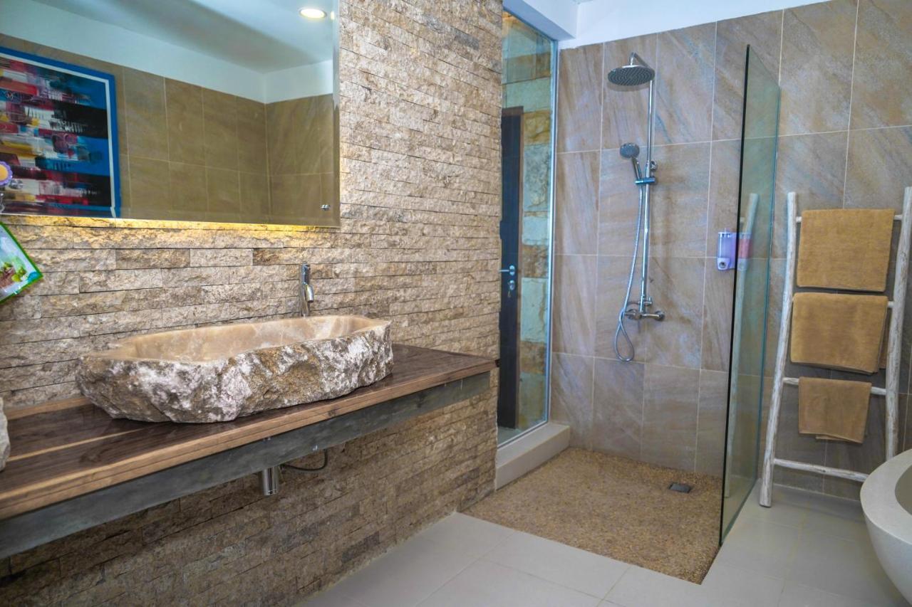 Theodor Hotel Лабуан Баджо Екстериор снимка